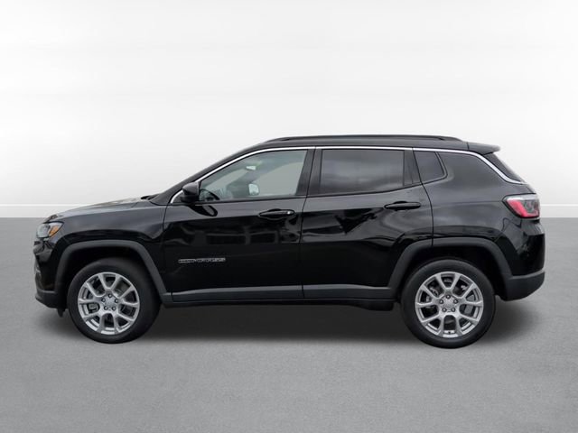 Used 2023 Jeep Compass Latitude w/ Sun and Sound Group AWD/4WD image 8