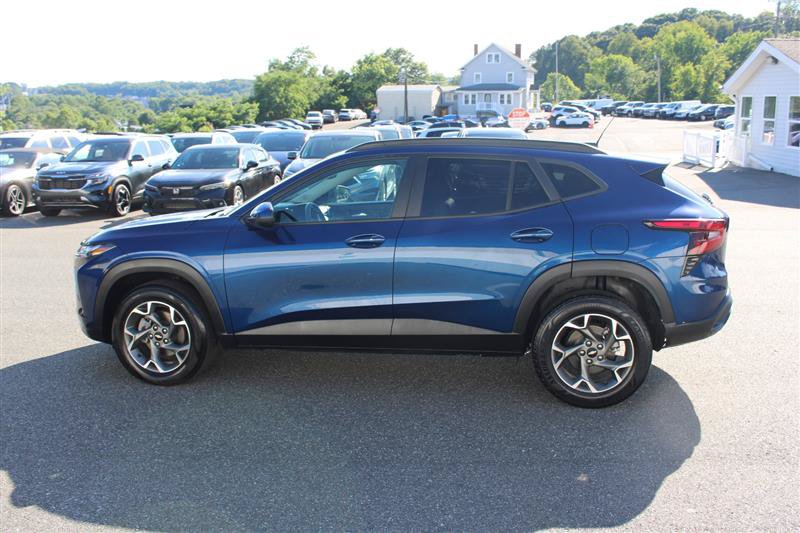 Used 2024 Chevrolet Trax LT w/ Driver Confidence Package FWD image 4