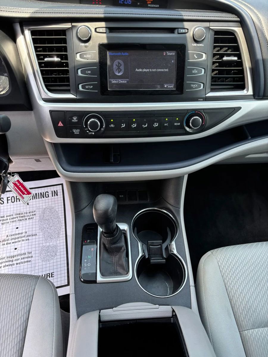 Used 2017 Toyota Highlander LE w/ Carpet Mat Package FWD image 11