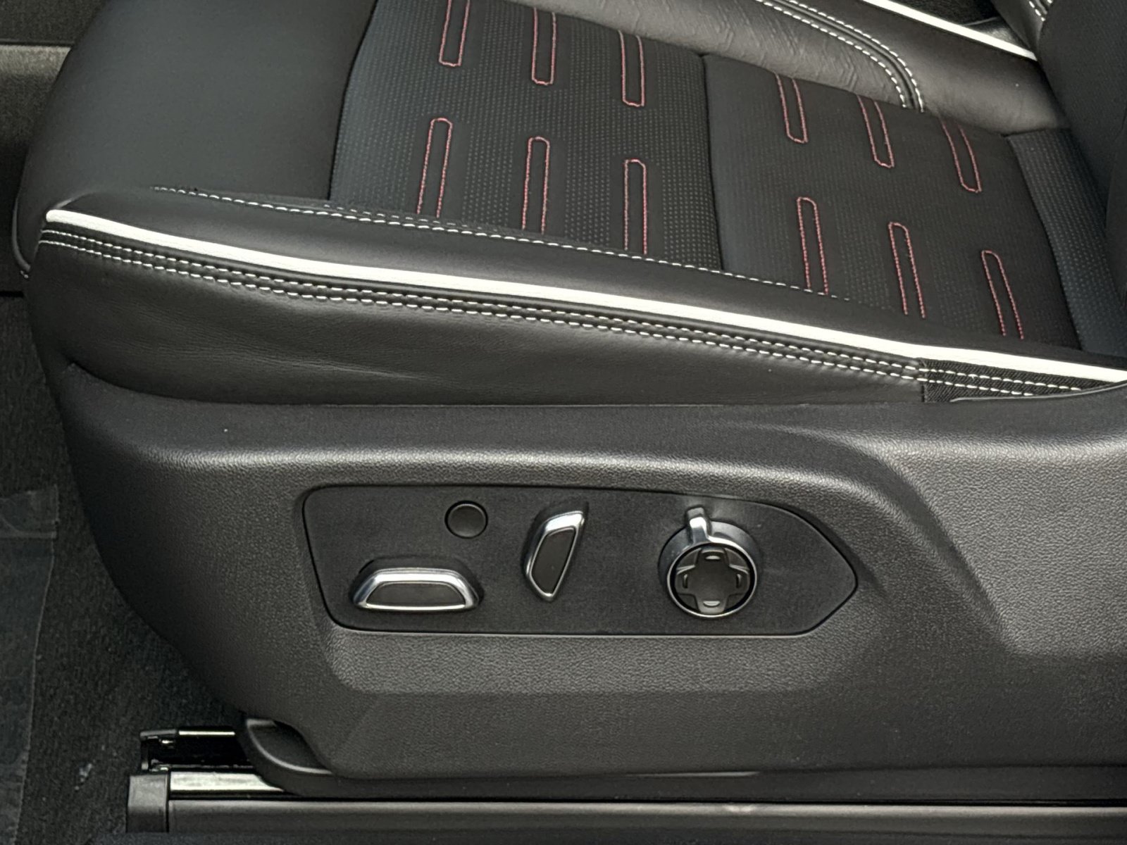 New 2026 GMC Yukon AT4 Ultimate AWD/4WD image 14