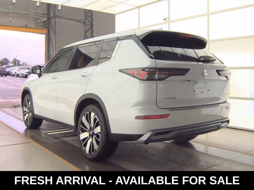 Used 2025 Mitsubishi Outlander SE image 6