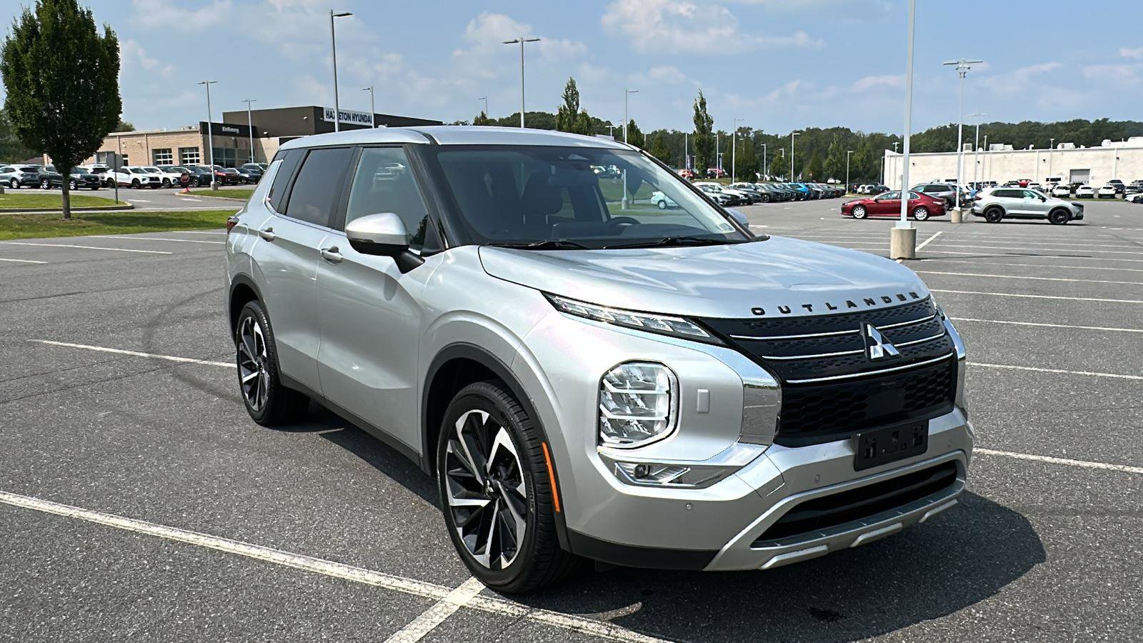 Used 2022 Mitsubishi Outlander SE image 1