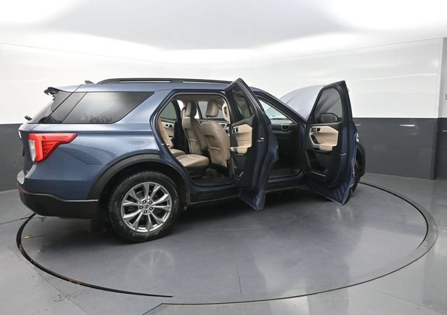 Used 2021 Ford Explorer XLT w/ Equipment Group 202A AWD/4WD image 39