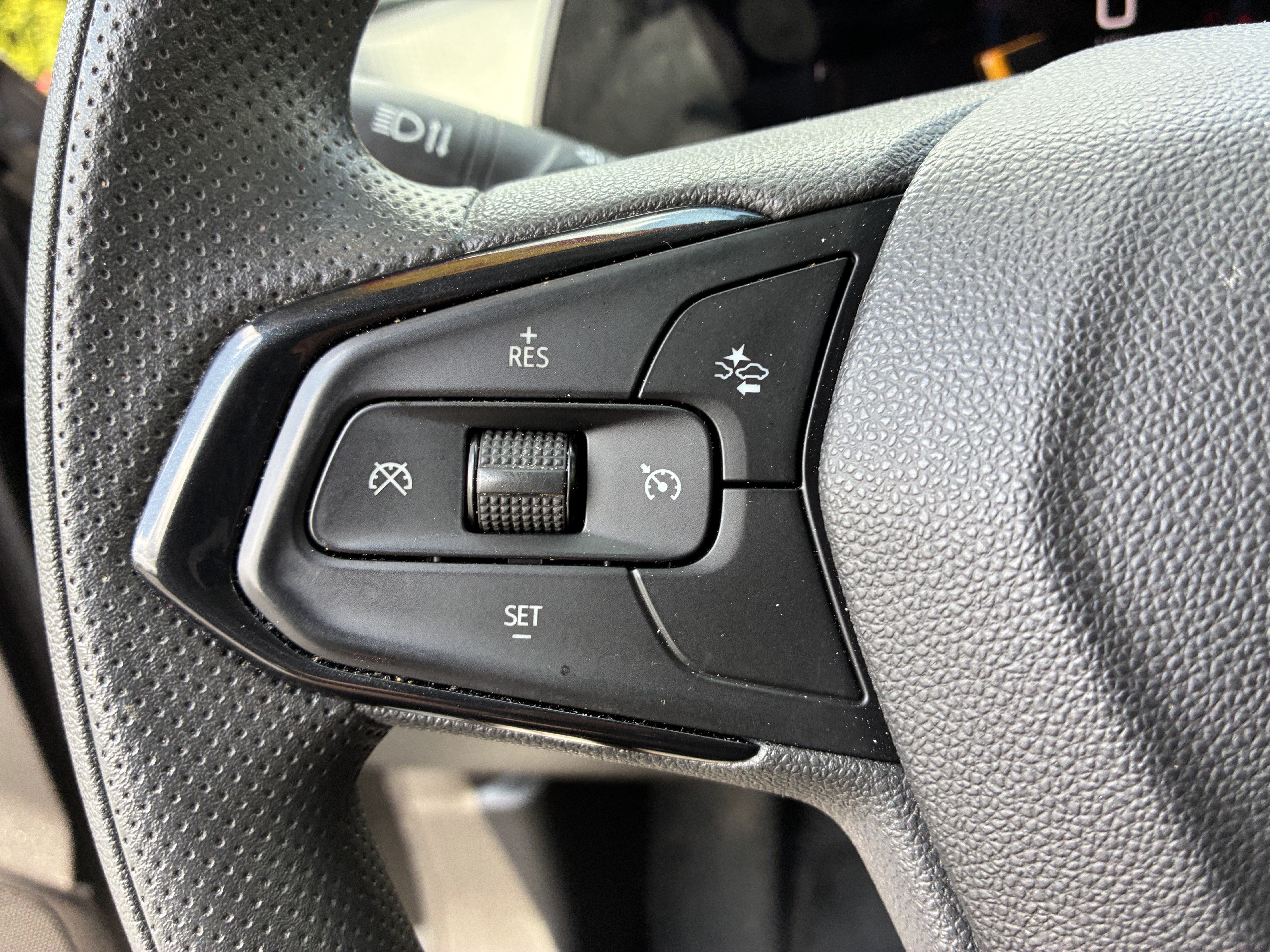 Used 2025 Chevrolet Trax LT FWD image 29