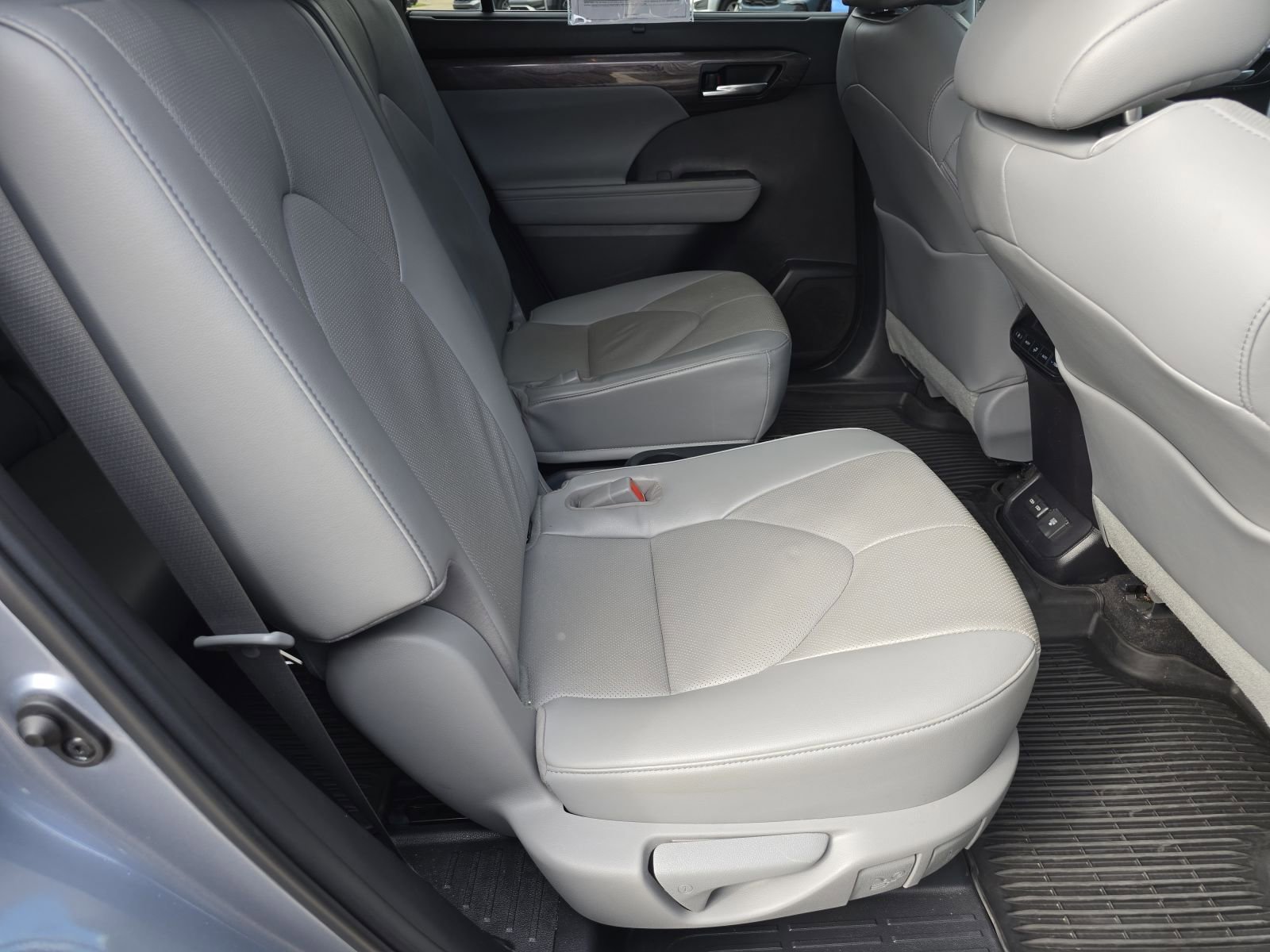 Used 2023 Toyota Highlander L image 17