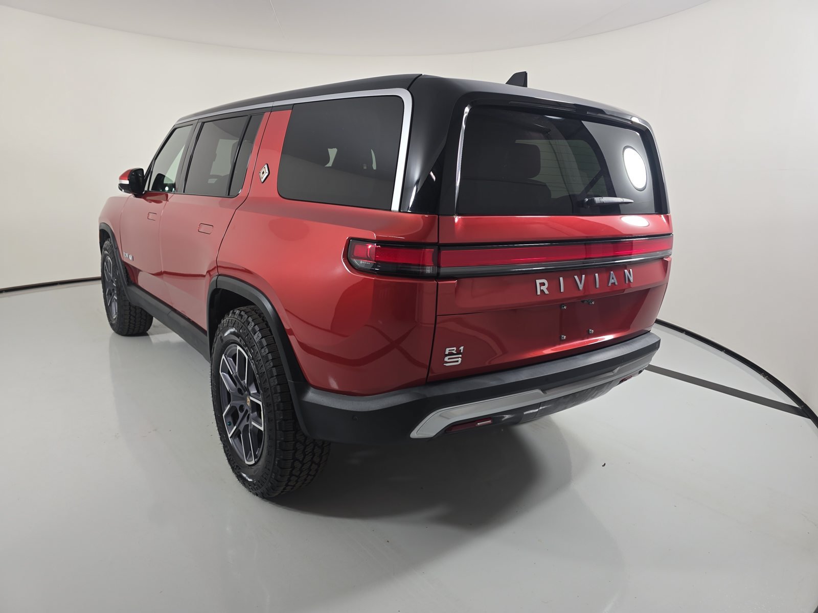 Used 2024 Rivian R1S Adventure Dual AWD/4WD image 3