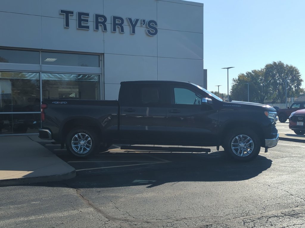 Used 2022 Chevrolet Silverado 1500 LT AWD/4WD image 2