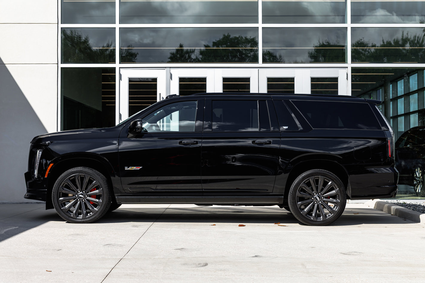 Used 2025 Cadillac Escalade ESV V image 16