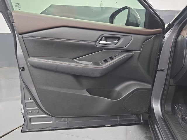 Used 2023 Nissan Rogue SV w/ SV Premium B Package image 24