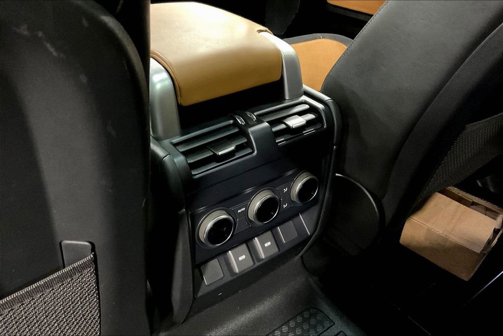 Used 2023 Land Rover Defender 130 X-Dynamic SE image 10