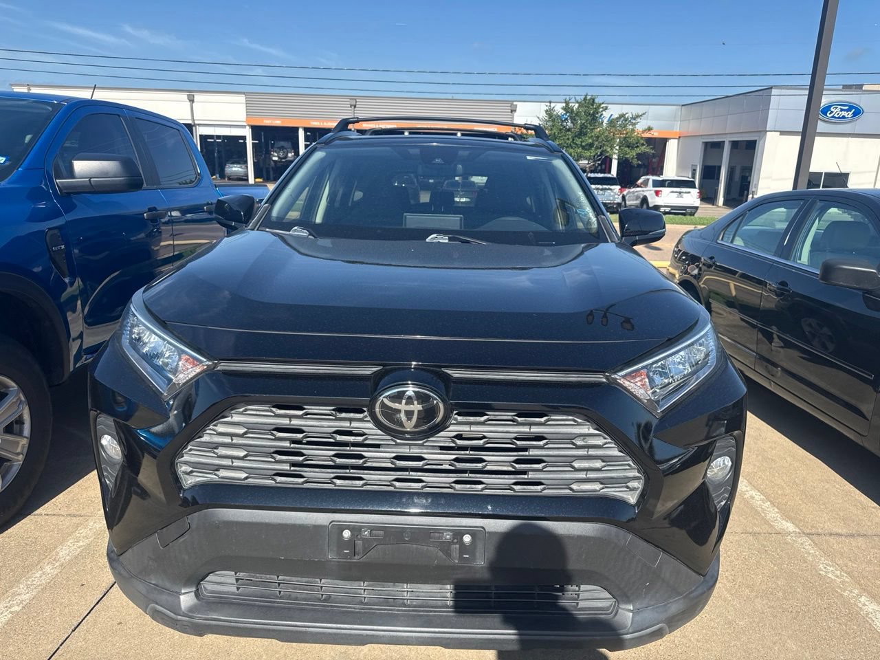 Used 2019 Toyota RAV4 XLE w/ Convenience Package FWD image 2