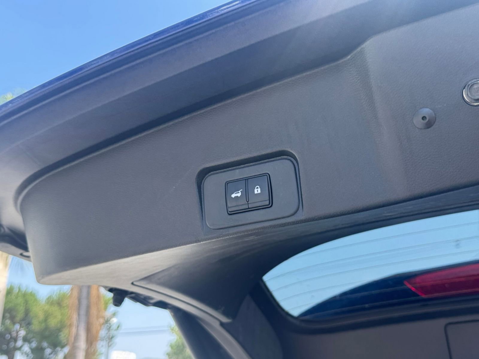 Used 2025 Nissan Rogue SV FWD image 23