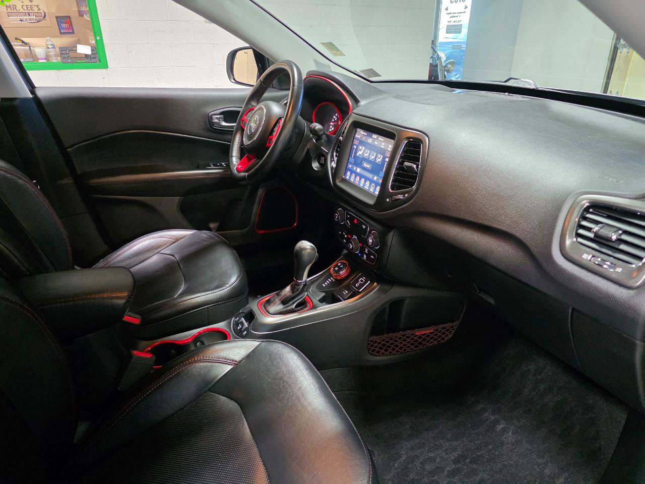 Used 2019 Jeep Compass Trailhawk w/ Leather Interior Group AWD/4WD image 25