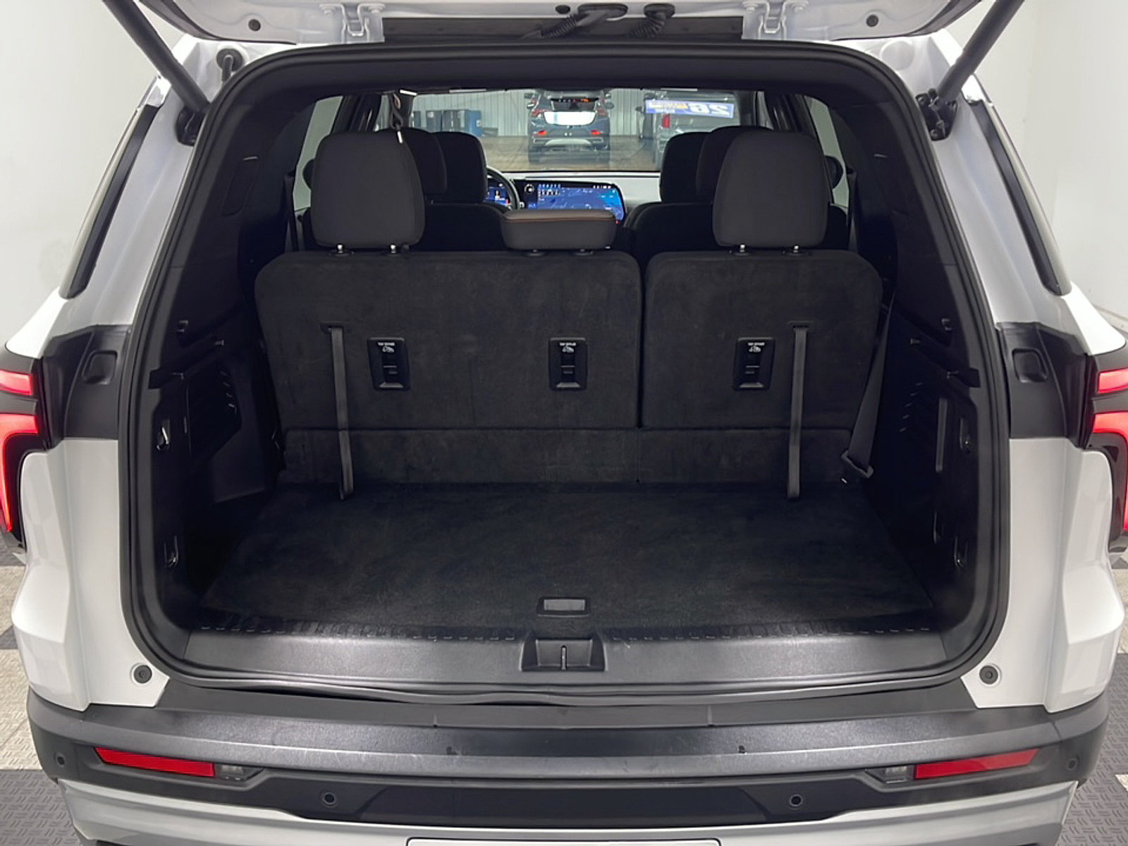 Used 2026 Chevrolet Traverse LT w/ Driver Confidence Package FWD image 18