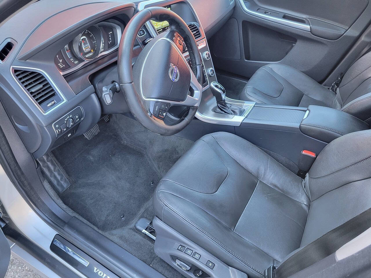 Used 2015 Volvo XC60 T5 Premier w/ Proximity Package FWD image 14