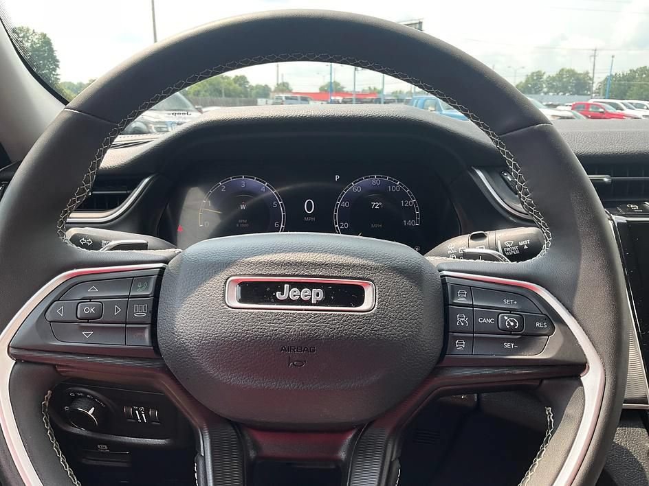 Used 2023 Jeep Grand Cherokee Laredo w/ Luxury Tech Group I AWD/4WD image 15