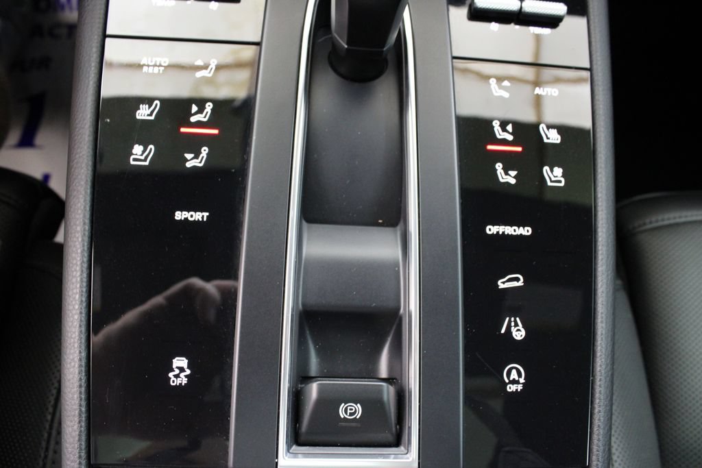 Certified 2023 Porsche Macan AWD/4WD image 37