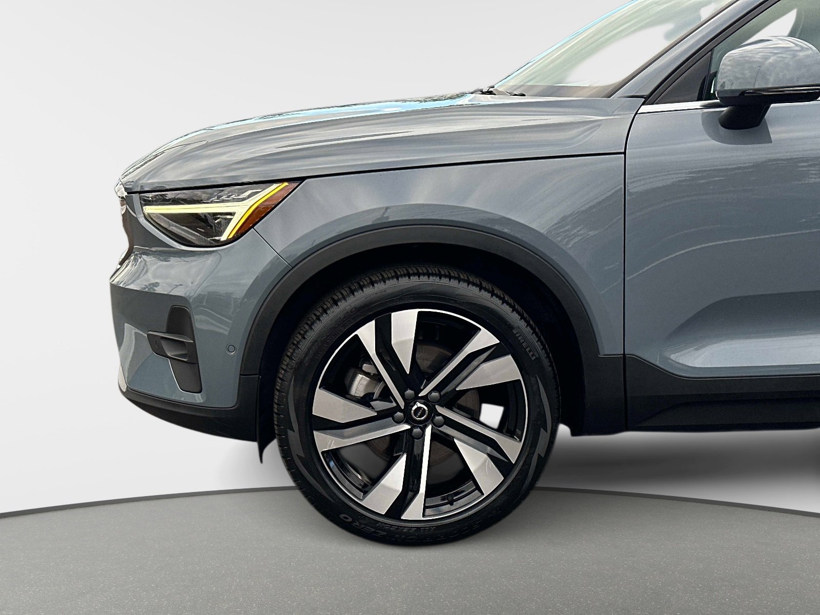 Certified 2023 Volvo XC40 B5 Ultimate w/ Protection Package Premier image 10