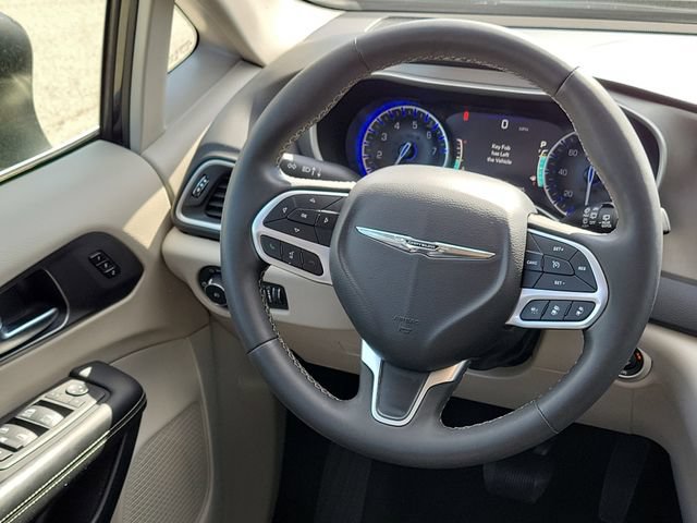 Used 2023 Chrysler Pacifica Touring-L FWD image 22