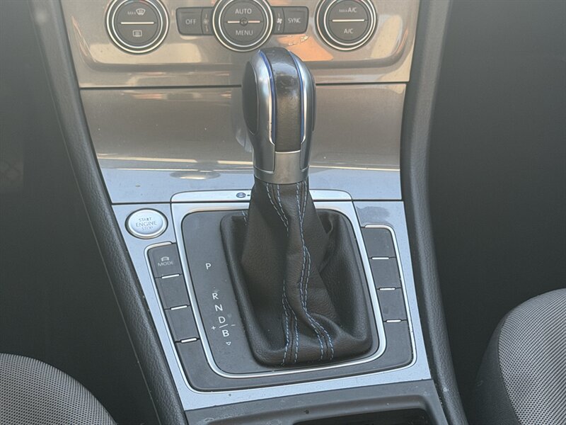 Used 2016 Volkswagen e-Golf SE FWD image 18