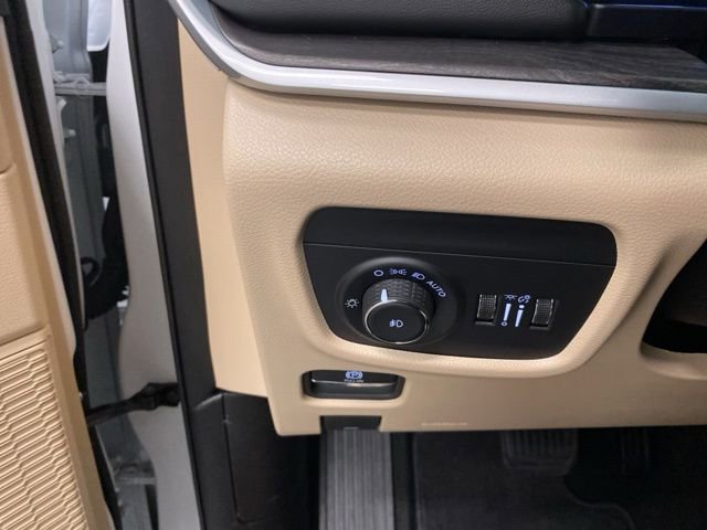 Used 2025 Jeep Grand Cherokee Limited w/ Luxury Tech Group II AWD/4WD image 21
