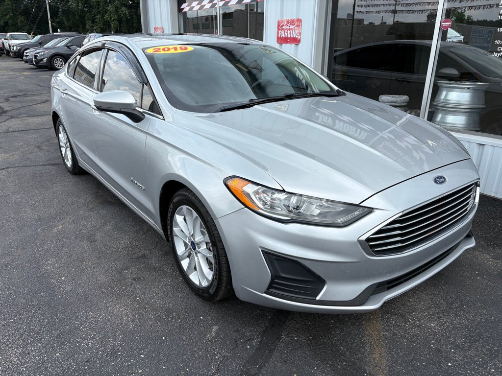Used 2019 Ford Fusion SE FWD image 1