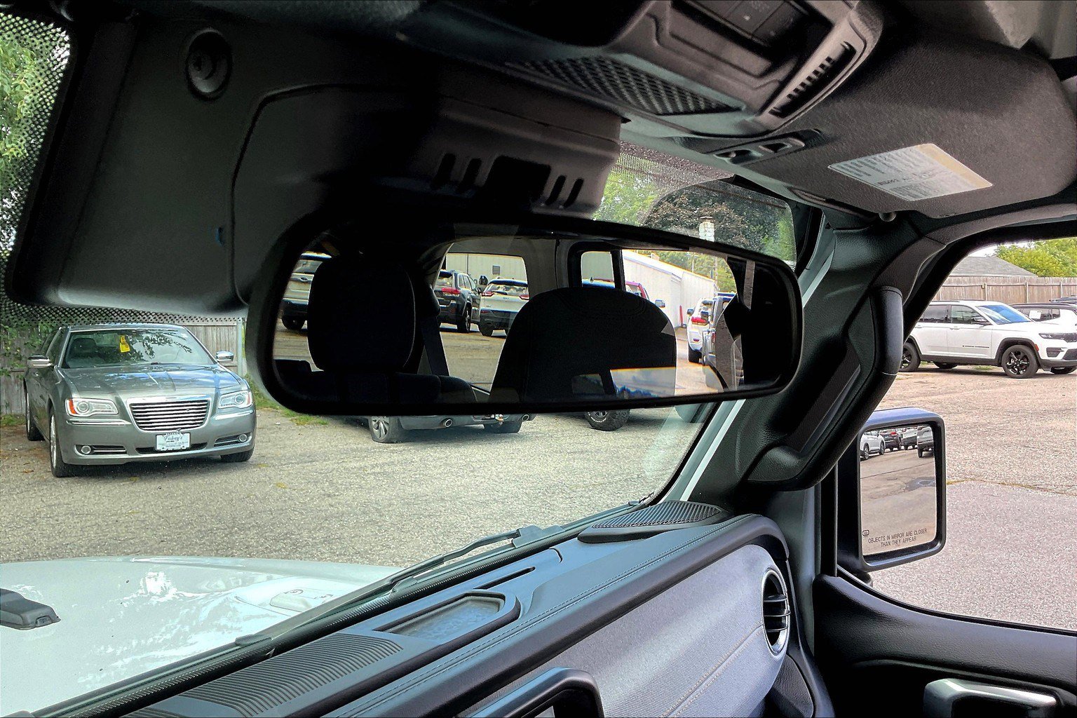 Used 2024 Jeep Wrangler Sahara image 33