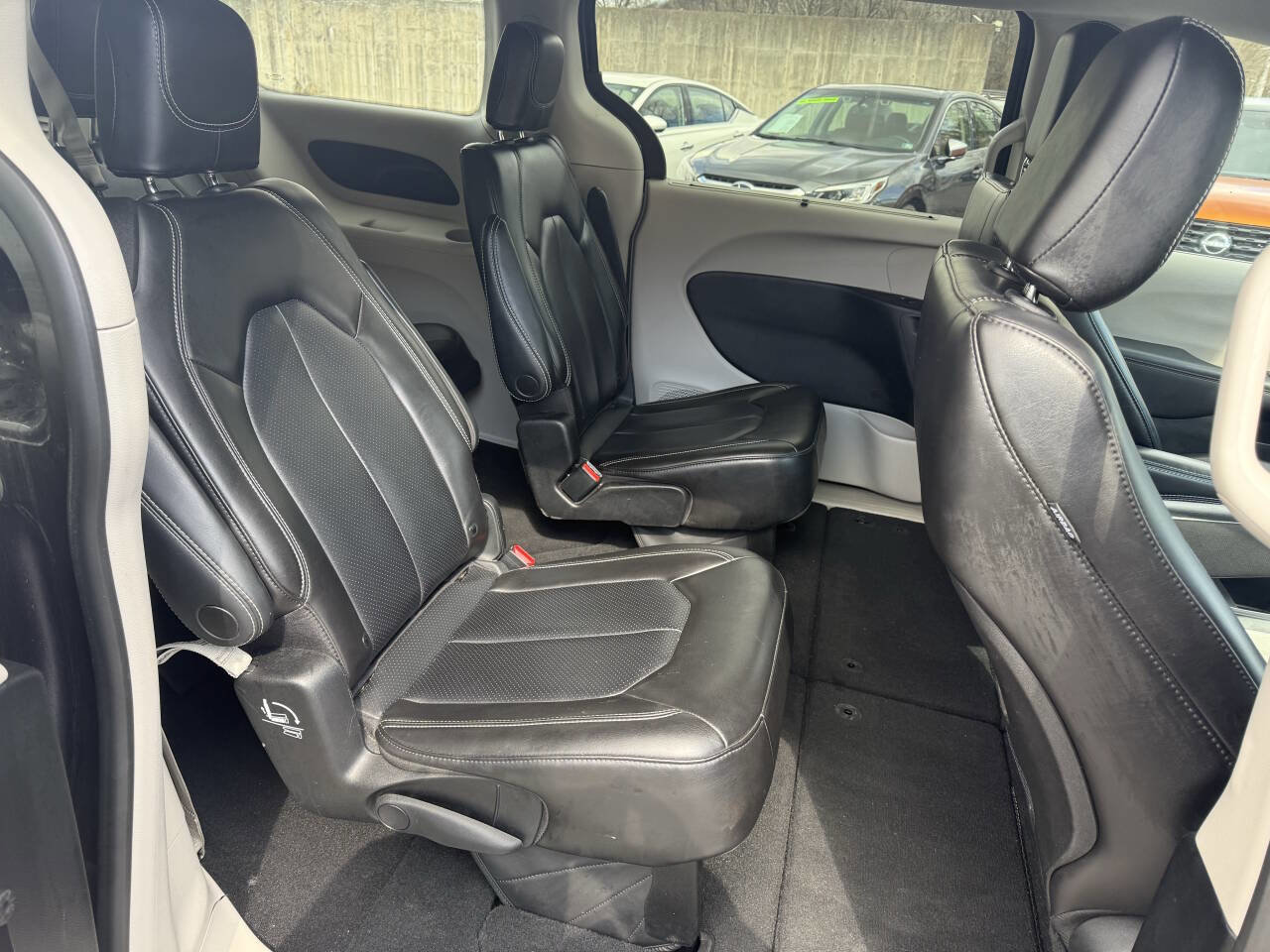 Used 2023 Chrysler Pacifica Touring-L image 12
