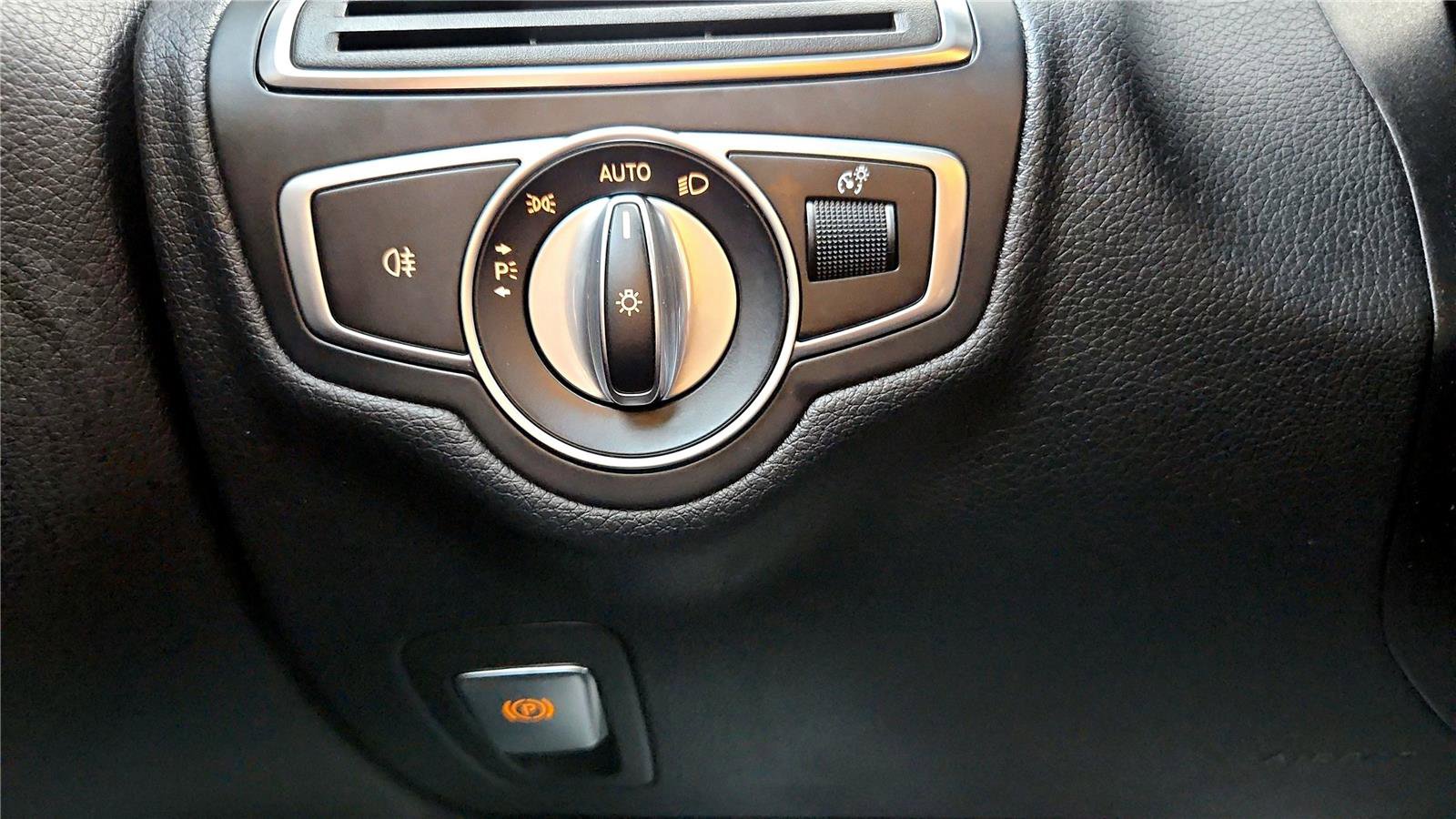 Used 2019 Mercedes-Benz C 300 4MATIC Sedan image 23