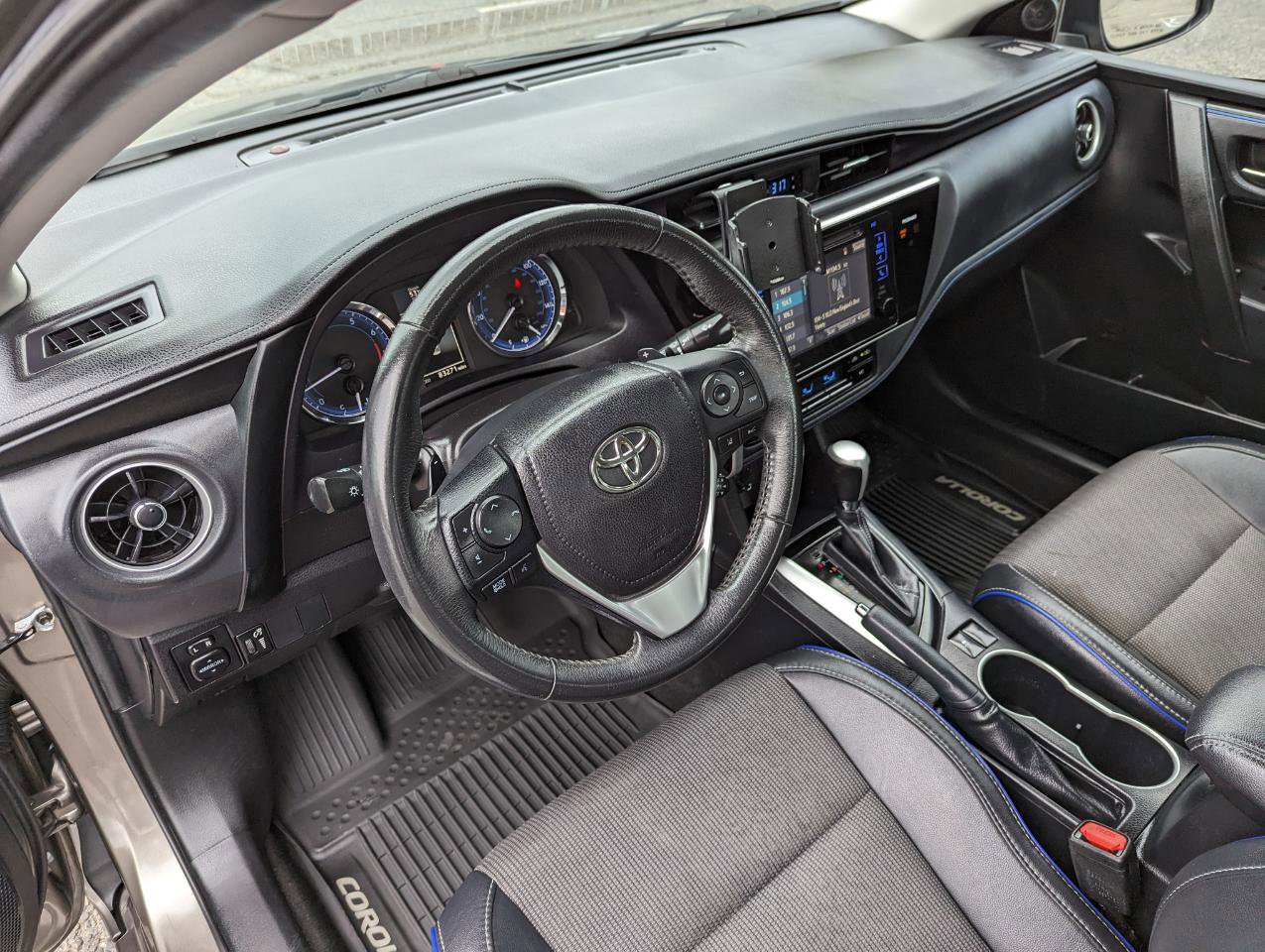 Used 2017 Toyota Corolla SE w/ SE Premium Package FWD image 13