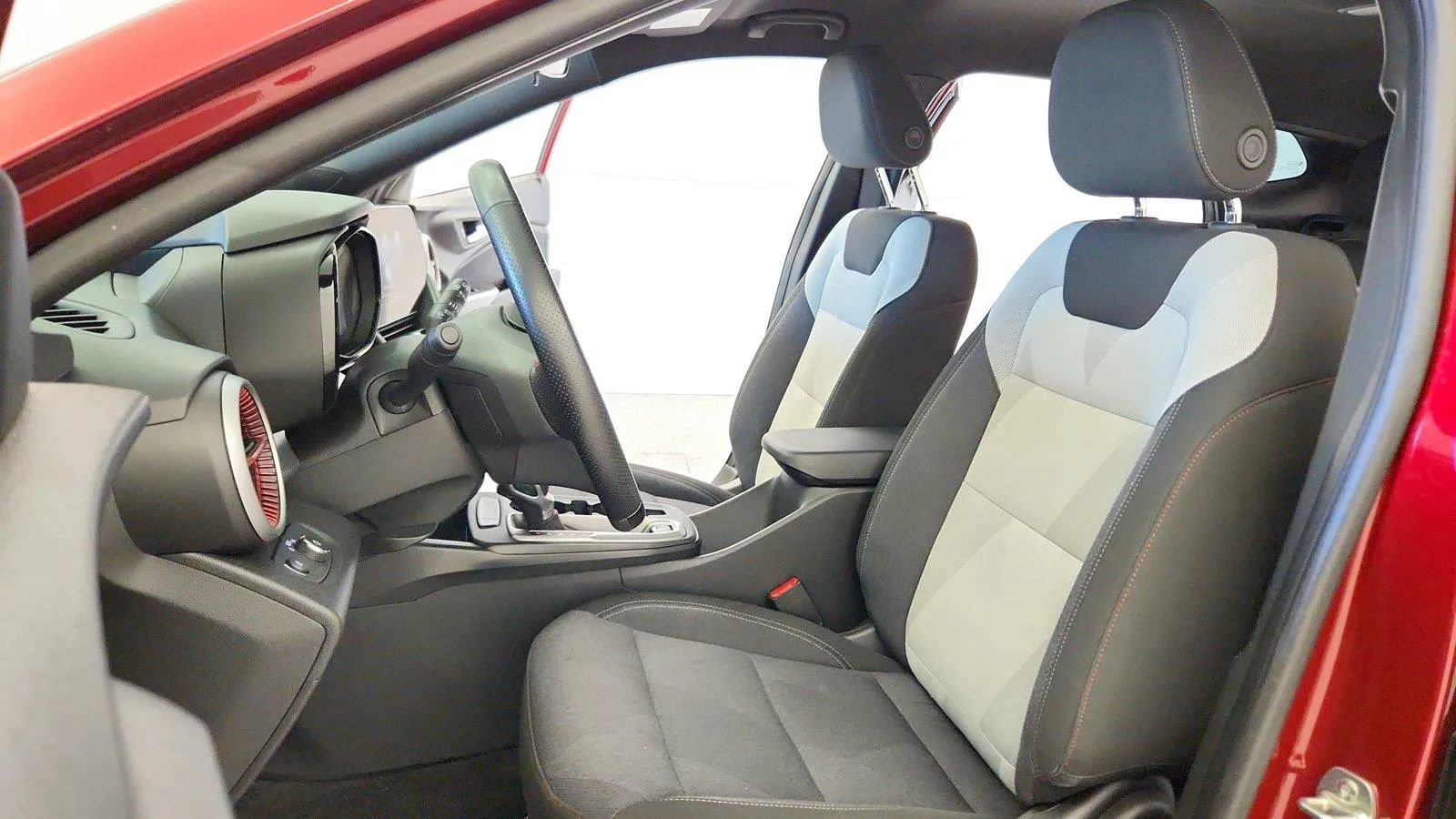 Used 2025 Chevrolet Trax RS w/ Driver Confidence Package FWD image 18
