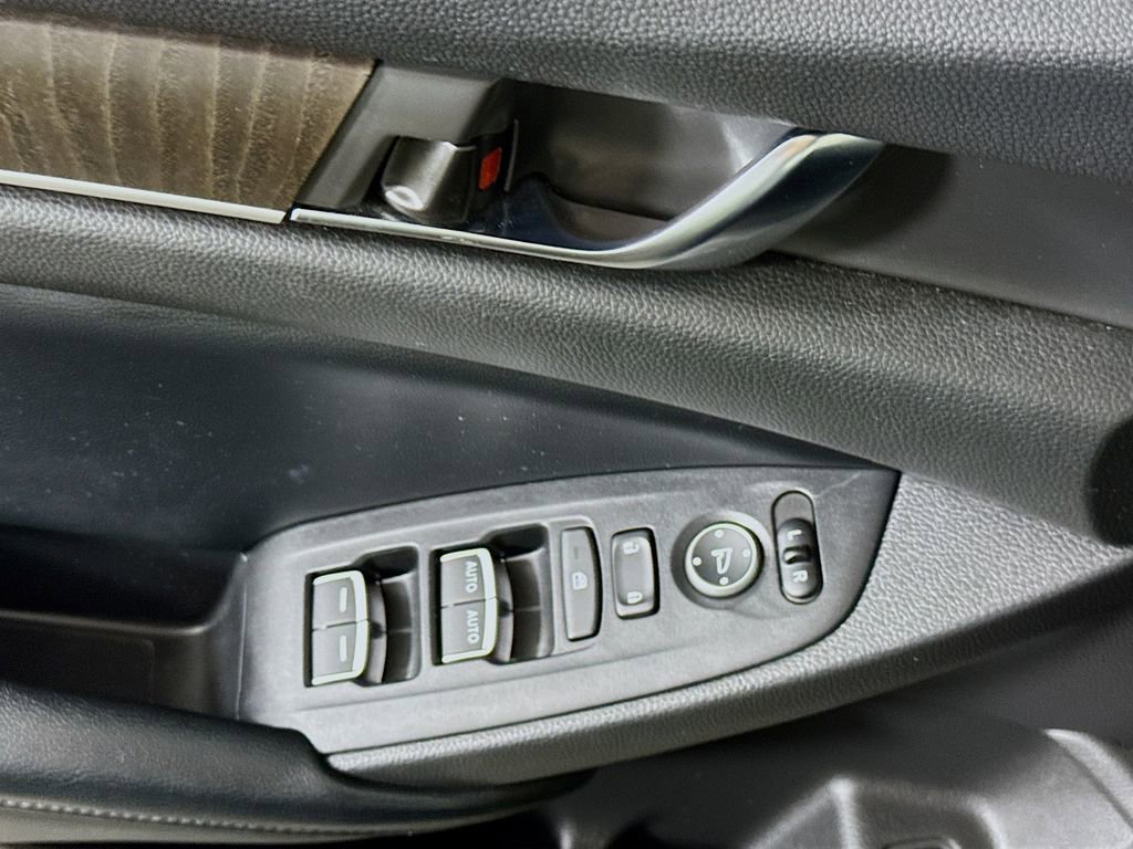 Used 2018 Honda Accord EX image 22