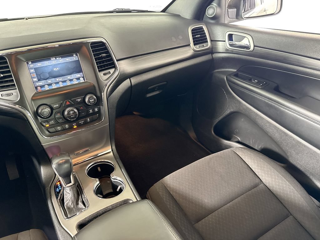 Used 2020 Jeep Grand Cherokee Laredo AWD/4WD image 21