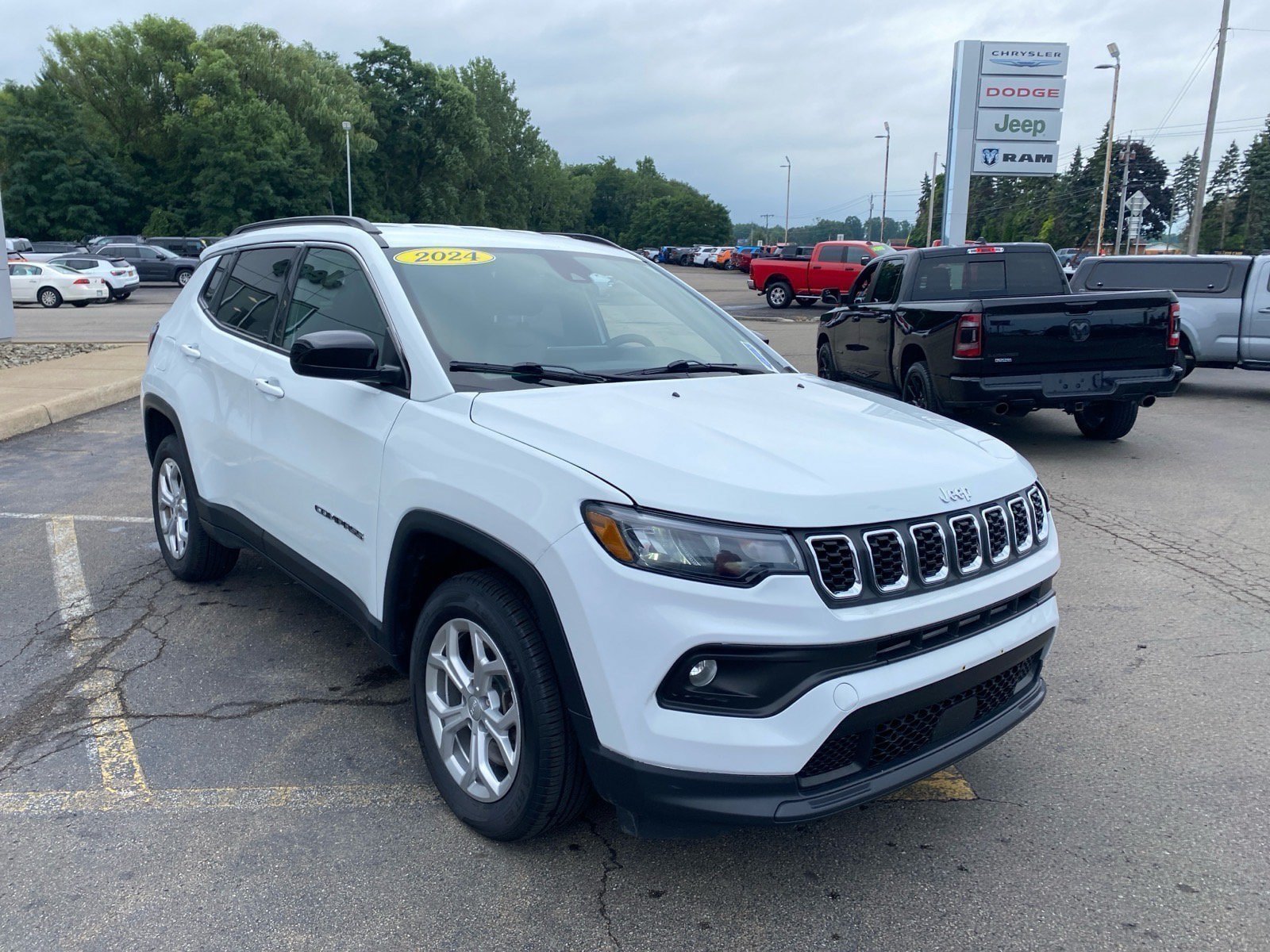 Used 2024 Jeep Compass Latitude AWD/4WD image 7