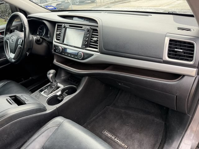 Used 2017 Toyota Highlander XLE FWD image 29