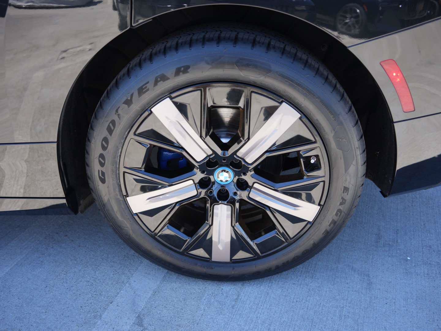 Used 2024 BMW iX xDrive50 w/ Sport Package AWD/4WD image 6