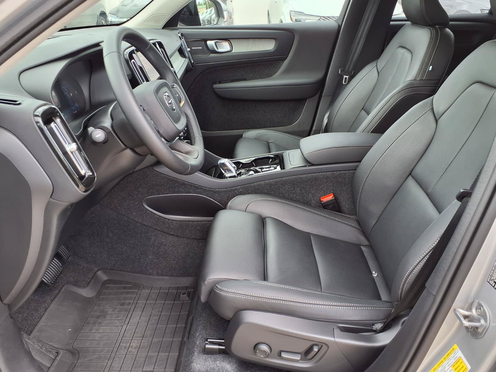 Certified 2025 Volvo XC40 B5 Ultra AWD/4WD image 21
