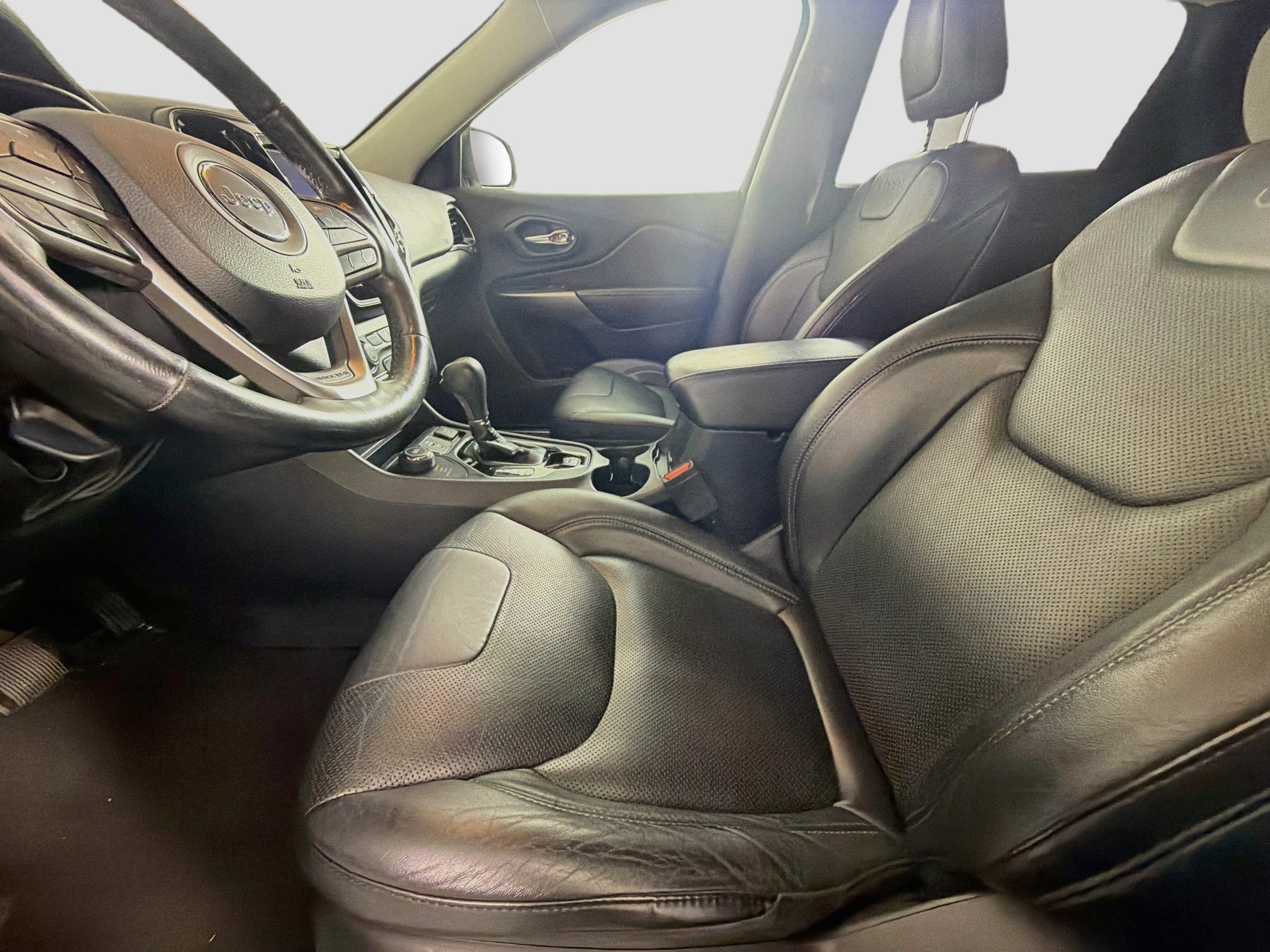 Used 2020 Jeep Cherokee Limited AWD/4WD image 13