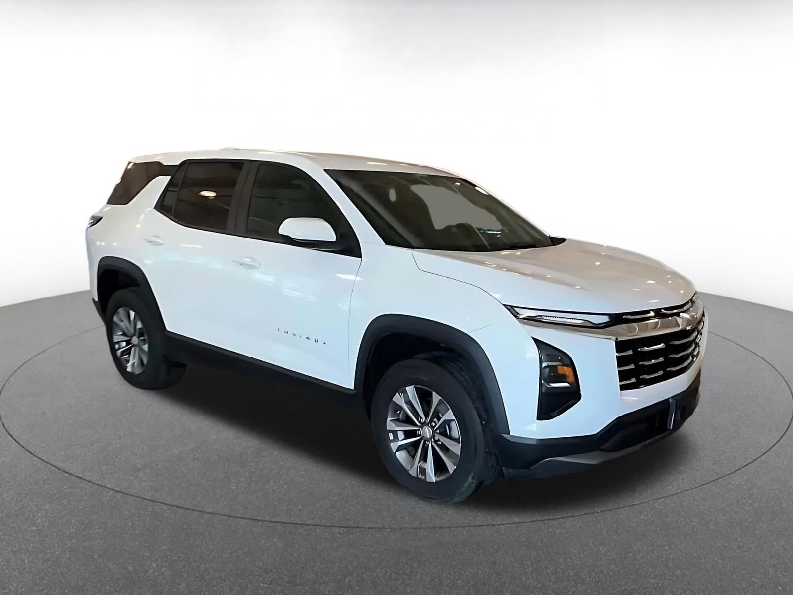 Used 2025 Chevrolet Equinox LT FWD image 2