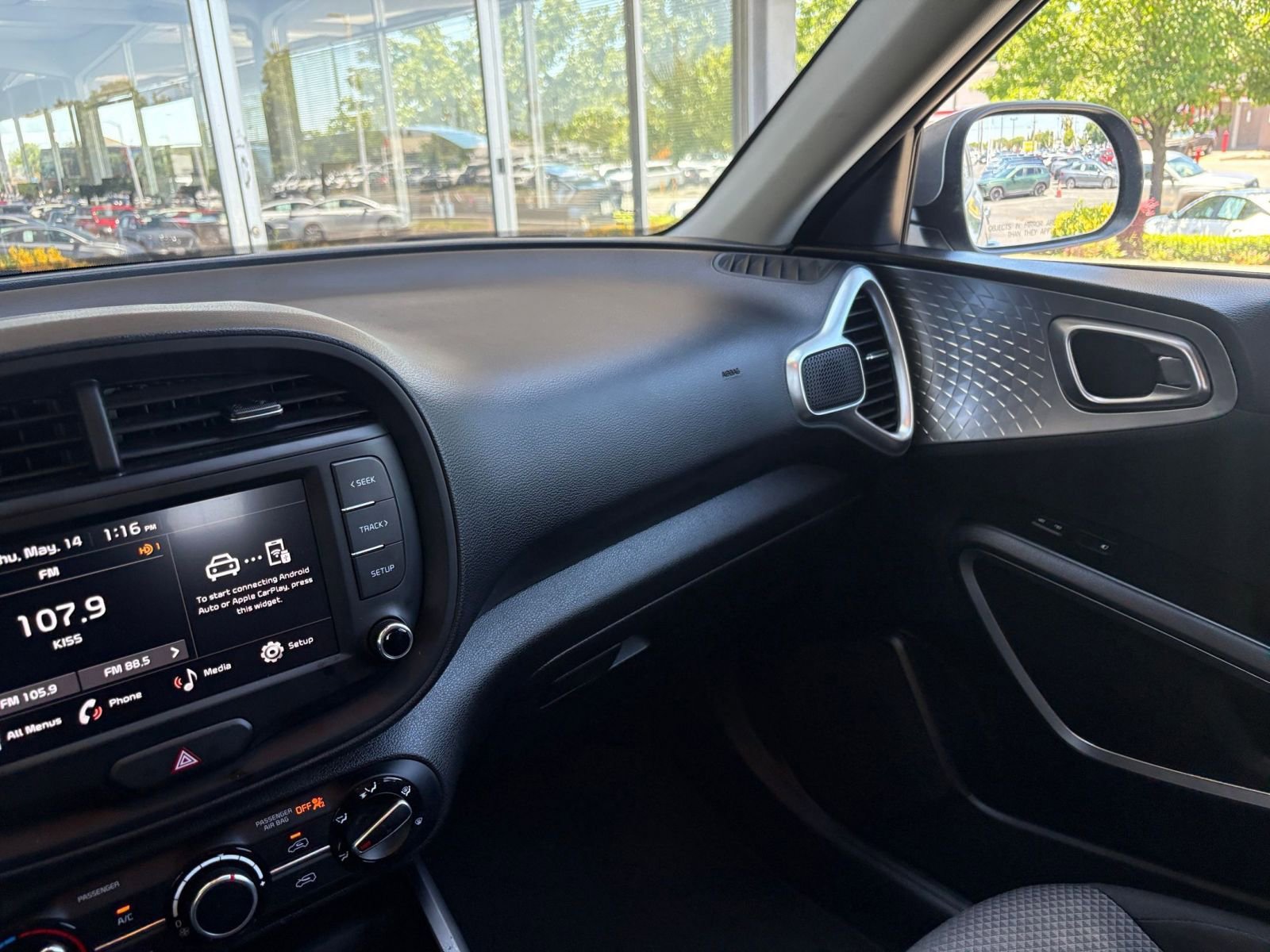 Used 2025 Kia Soul LX w/ LX Technology Package FWD image 33