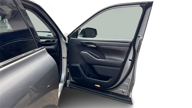 Used 2020 Toyota Highlander XLE image 9