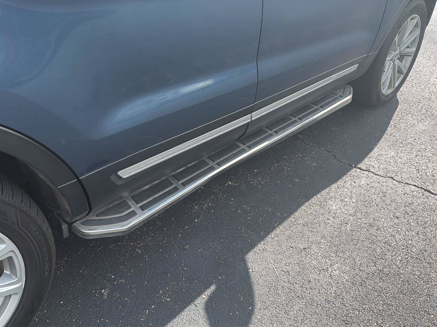 Used 2019 Ford Explorer XLT w/ Equipment Group 202A AWD/4WD image 19
