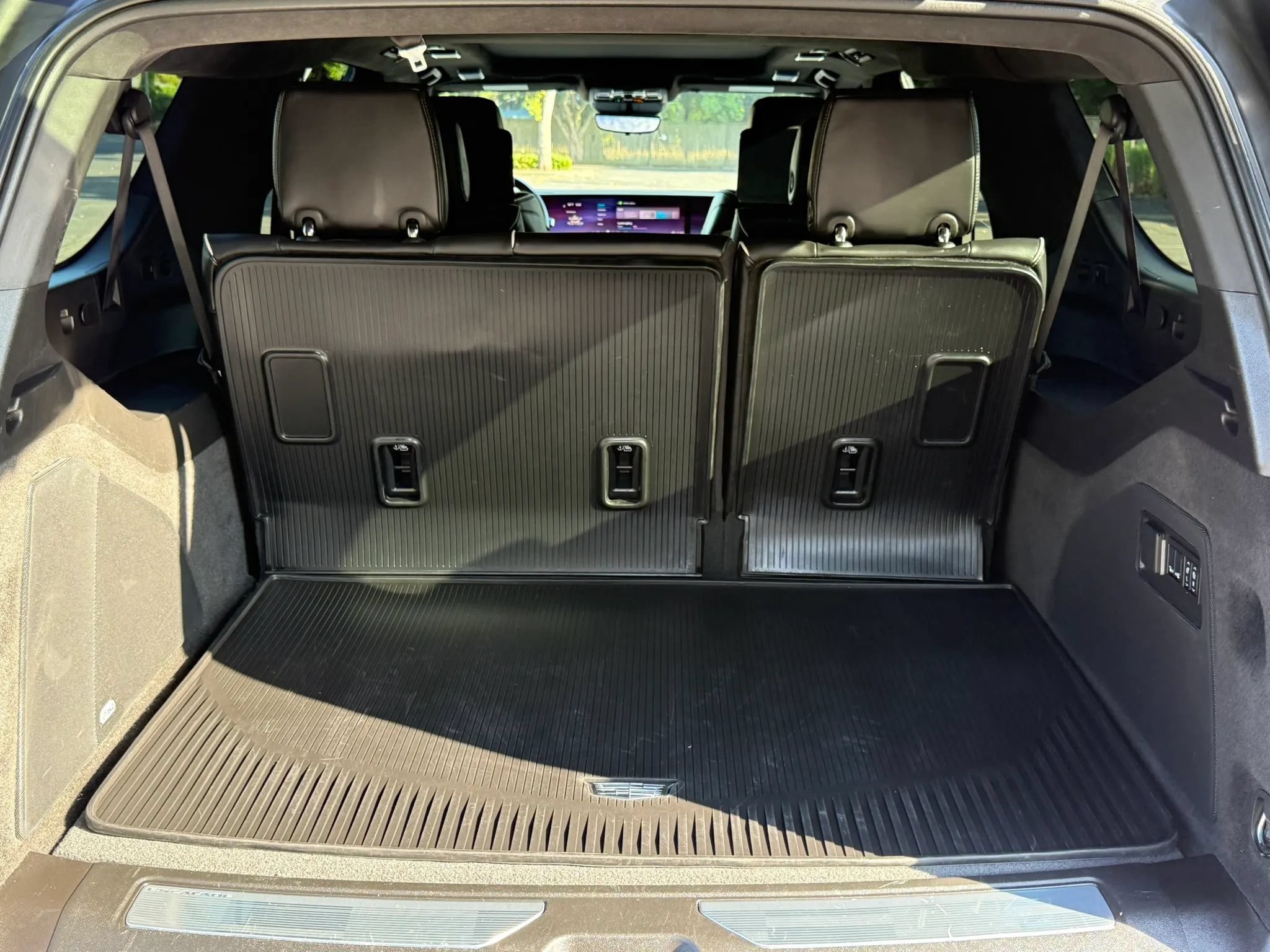 Used 2026 Cadillac Escalade ESV Platinum Sport w/ LPO, ONYX Package AWD/4WD image 45