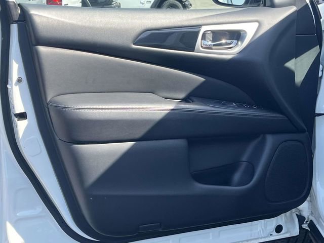 Used 2018 Nissan Pathfinder SV image 14