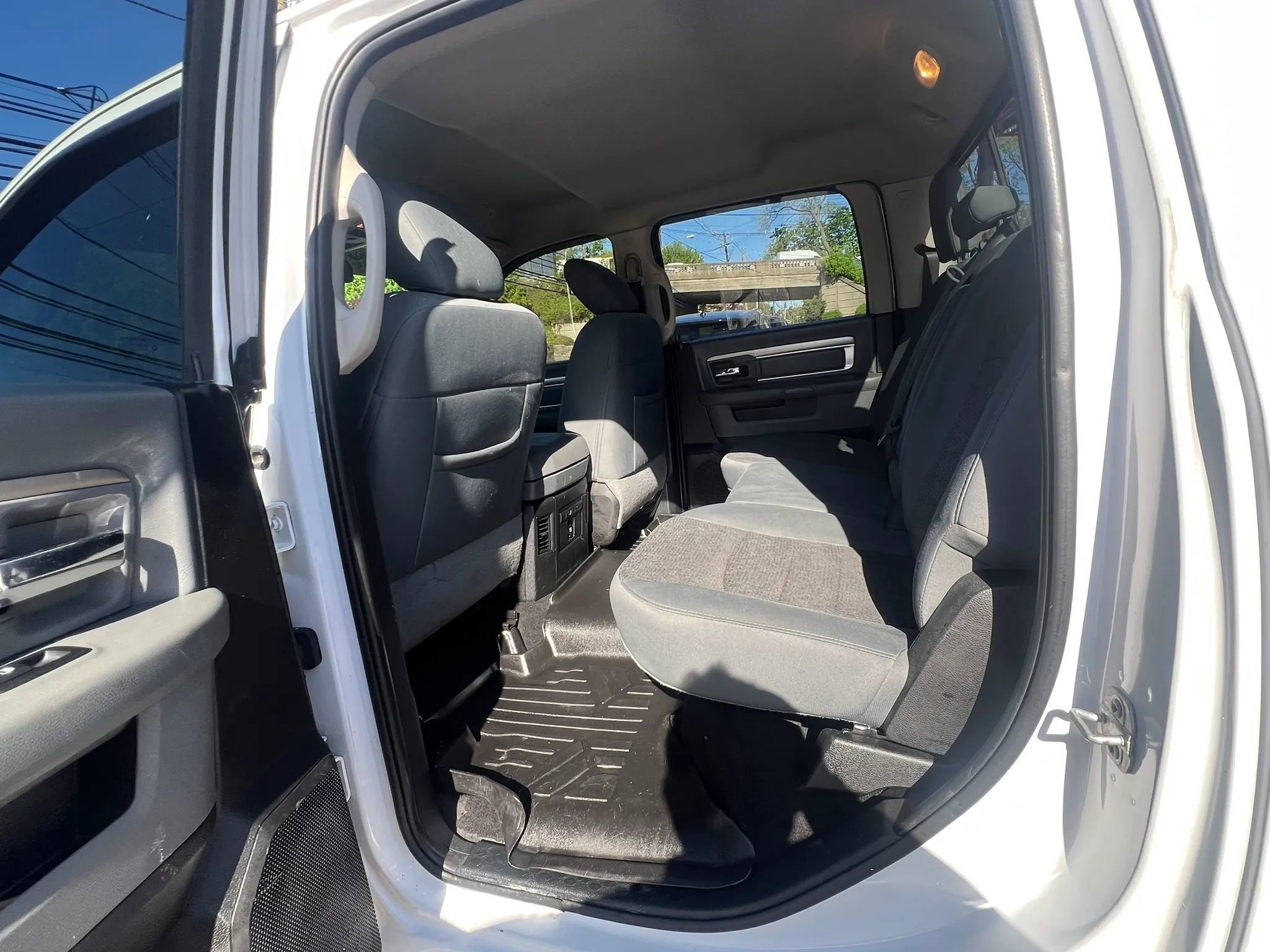 Used 2018 RAM 1500 SLT AWD/4WD image 28
