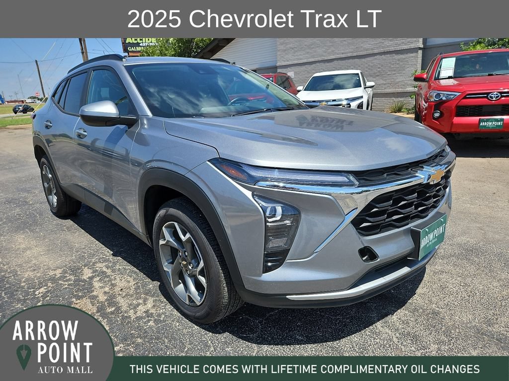 Used 2025 Chevrolet Trax LT w/ LT Convenience Package FWD image 2