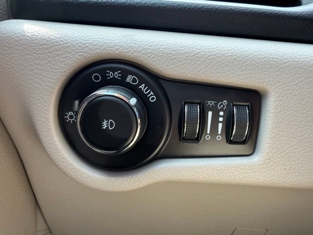 Used 2023 Chrysler Pacifica Touring-L FWD image 27
