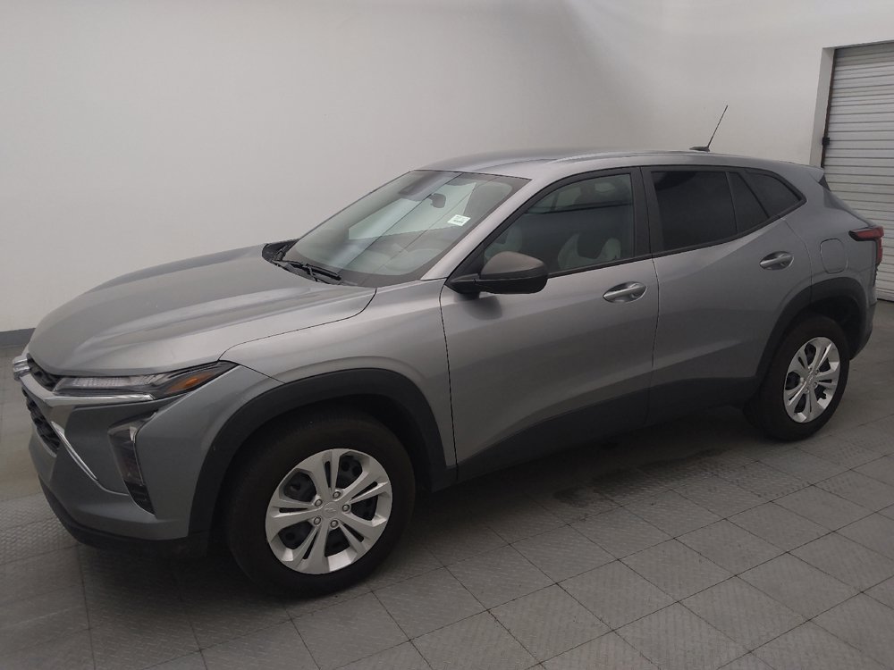 Used 2025 Chevrolet Trax LS FWD image 2