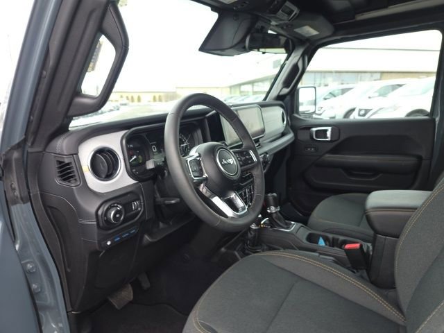 Used 2025 Jeep Wrangler Unlimited Sahara w/ Safety Group AWD/4WD image 15
