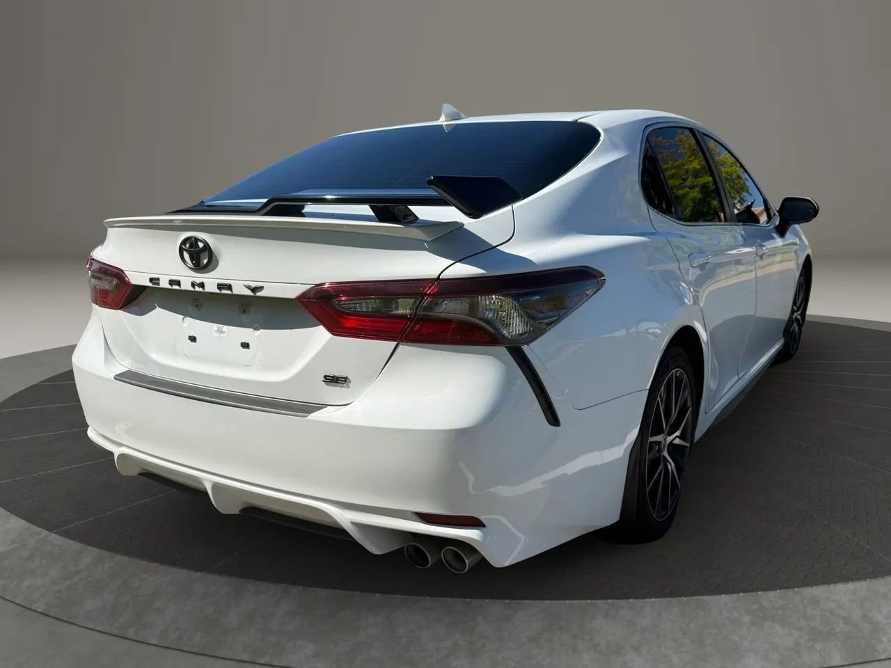 Used 2024 Toyota Camry SE w/ Convenience Package image 19